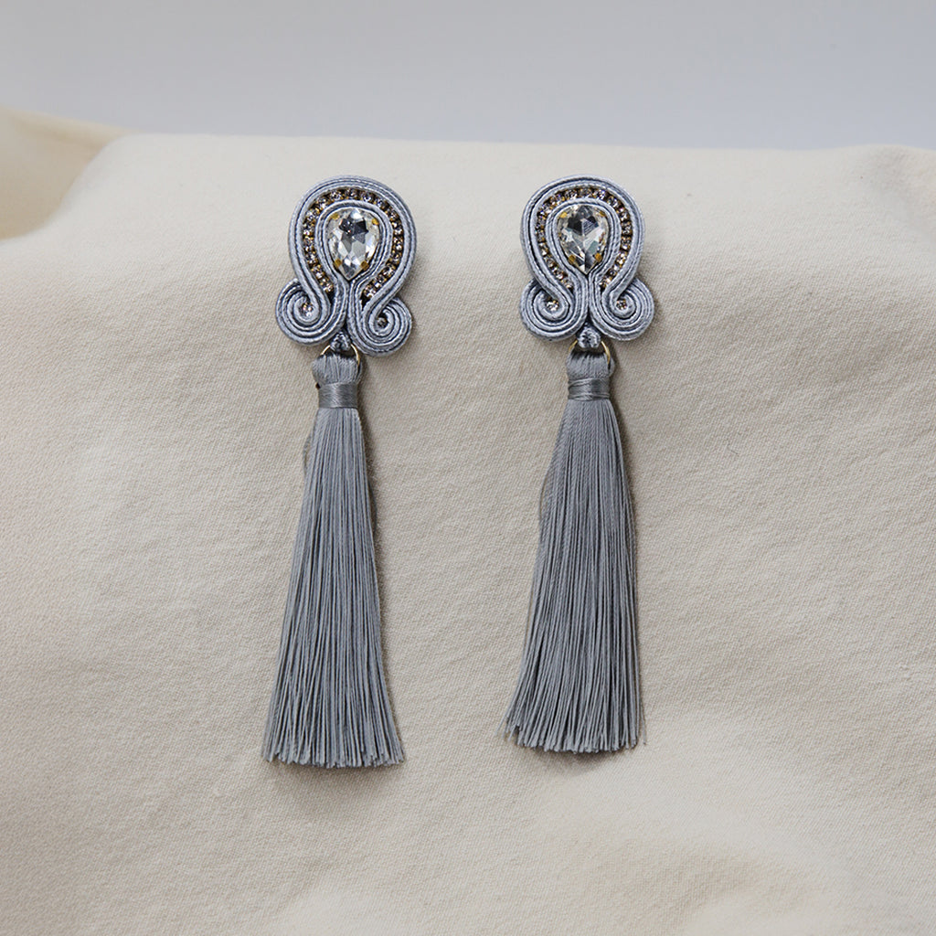 „Margaret“ Lange Soutache-Ohrringe mit Kristall