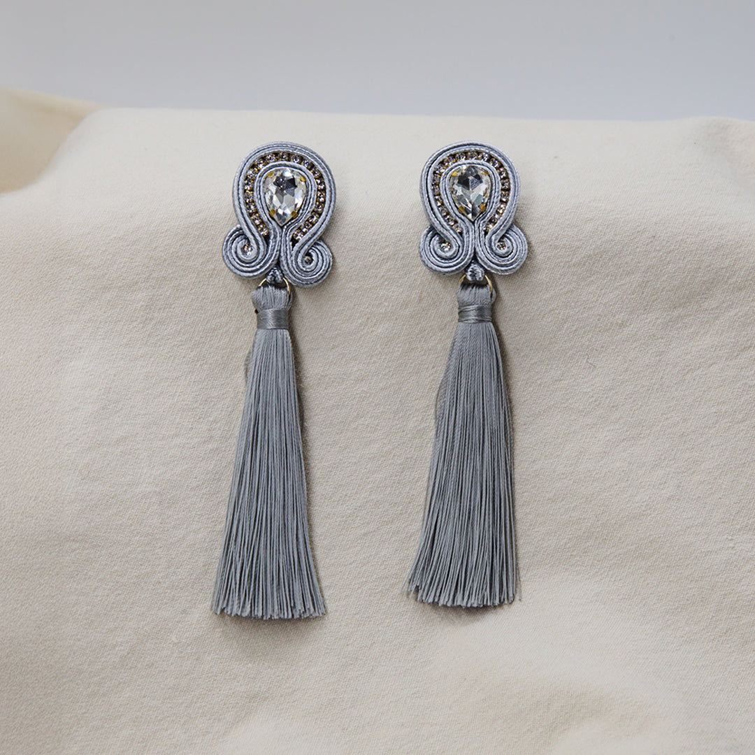 „Margaret“ Lange Soutache-Ohrringe mit Kristall
