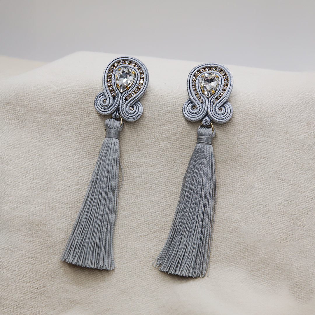 „Margaret“ Lange Soutache-Ohrringe mit Kristall