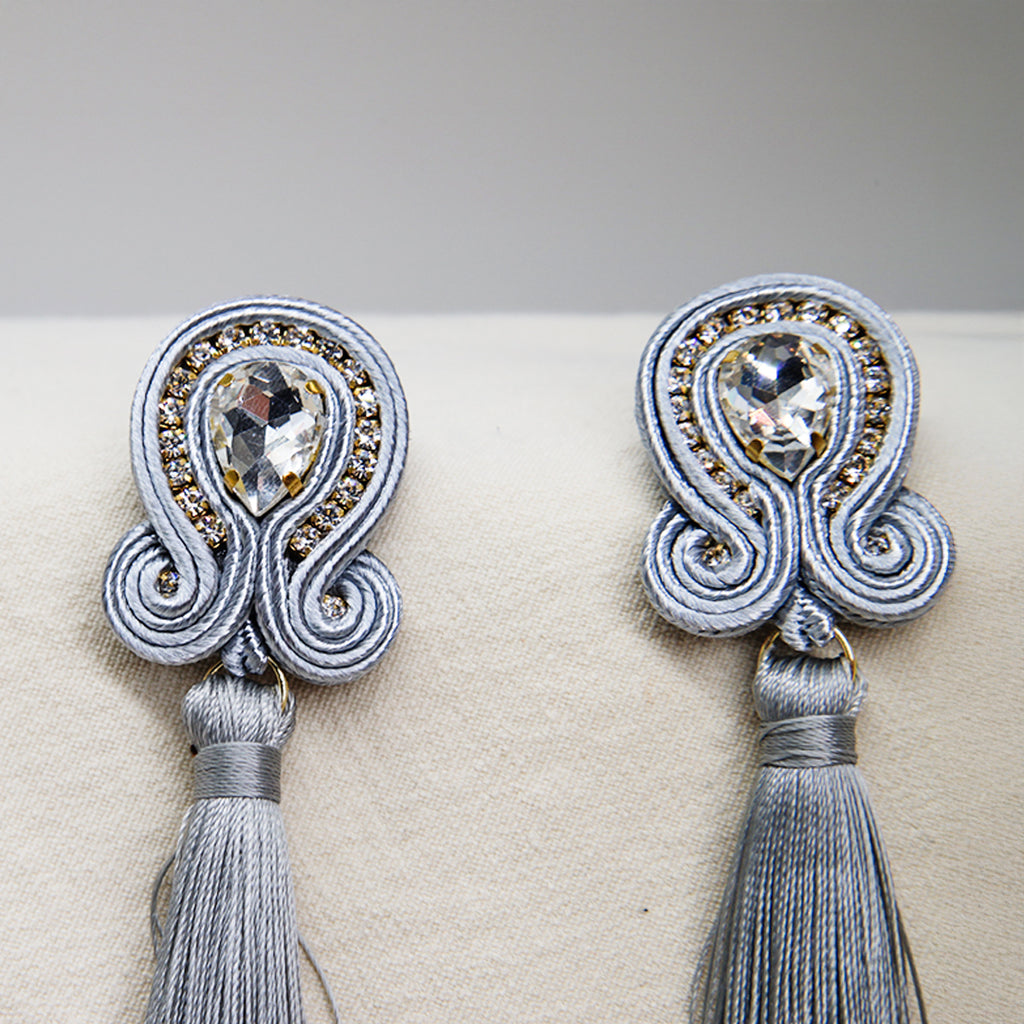 „Margaret“ Lange Soutache-Ohrringe mit Kristall