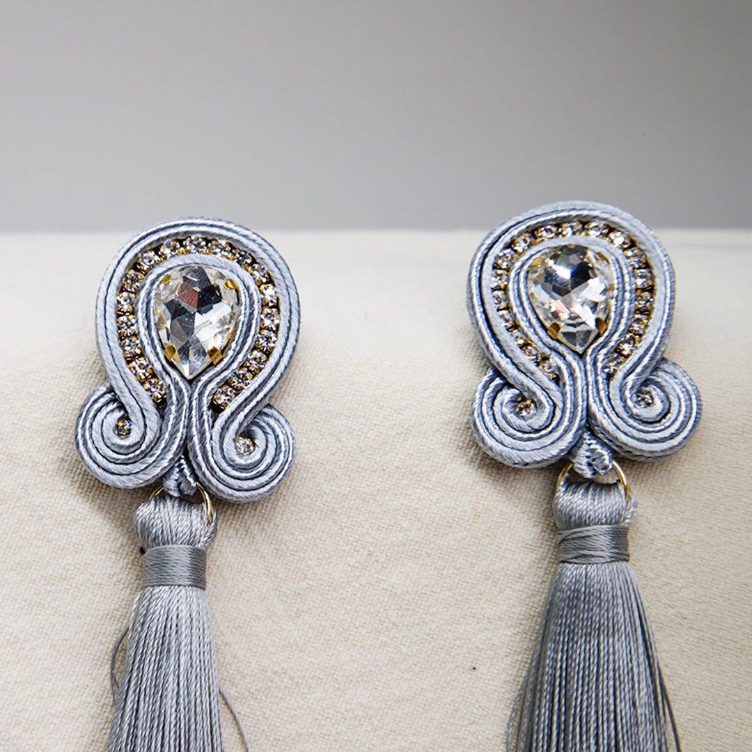 „Margaret“ Lange Soutache-Ohrringe mit Kristall