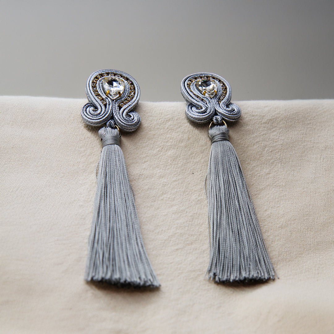 „Margaret“ Lange Soutache-Ohrringe mit Kristall