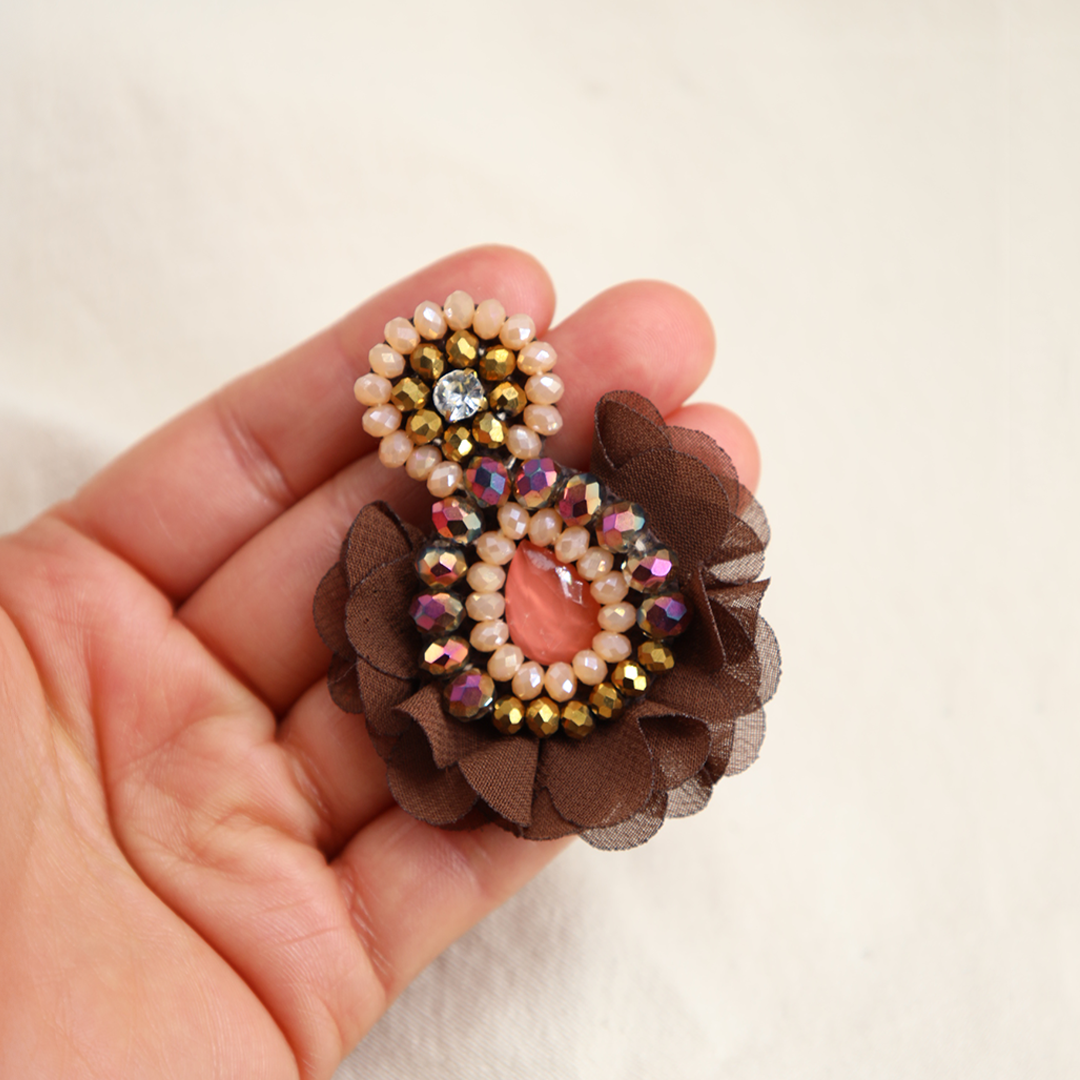 „Inspiration“ Ohrringe mit Kristallen und Stoffblüten