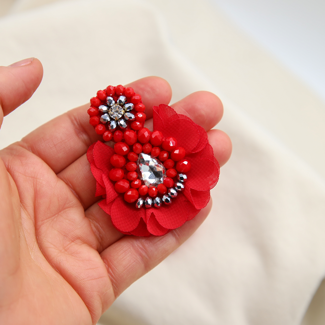 „Inspiration“ Ohrringe mit Kristallen und Stoffblüten