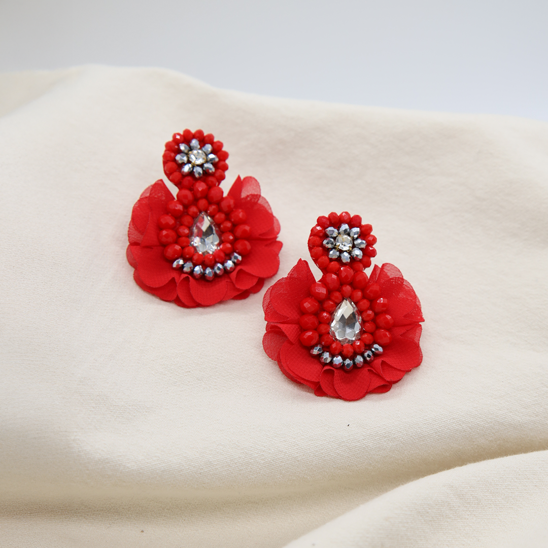 „Inspiration“ Ohrringe mit Kristallen und Stoffblüten